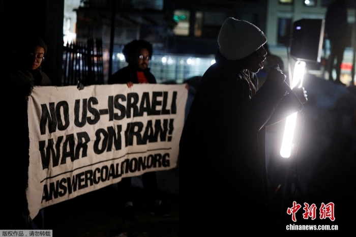 当地时间3月2日，民众在波士顿集会，反对美国和以色列对伊朗发起军事行动。图为集会现场画面。